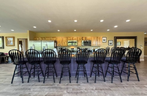 North Conway House | 92 Locust Lane | 16 BDRMS, Sleeps 34, Pool, HotTub