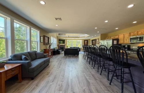 North Conway House | 92 Locust Lane | 16 BDRMS, Sleeps 34, Pool, HotTub
