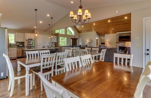La Follette House | 9Bed/9Bath Private Dock Quiet Cove Near Marinas