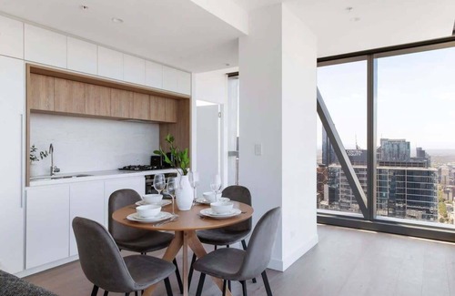 Melbourne Central Business District Apartment | A 2BR Apt with Stunning City Views, FREE Parking