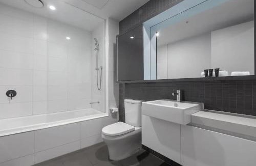 Parkville Apartment | A 3BR Apt Next to Melbourne Zoo FREE Parking