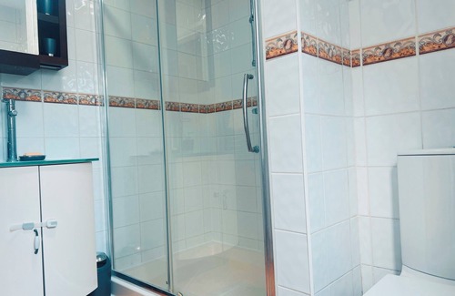 Borehamwood House | A 4-bed house, for families/groups seeking comfort. 45mins to central London.