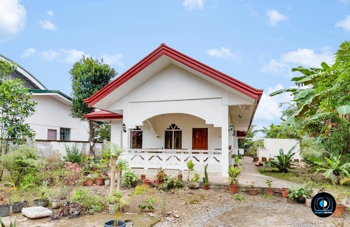 Loon House | A 5-minute walk fromseashore perfect for scuba diving and any water activity.