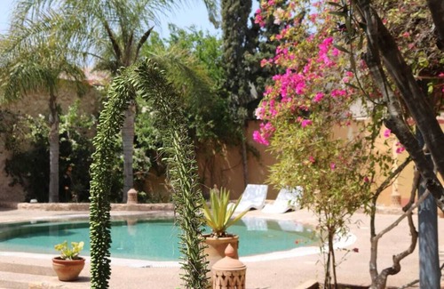 Ghazoua Villa | A 5 Minutes de la Ville, 7 Chambres,16 Couchages,piscine, Petit Déjeuner Inclus