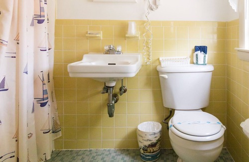 West Harwich Hotel | A Beach Breeze Inn
