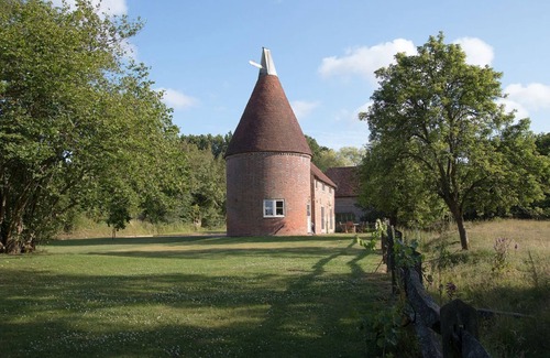 Wadhurst Cottage | A beautiful detached oast house with two bedrooms and two bathrooms situated within easy reach of lo