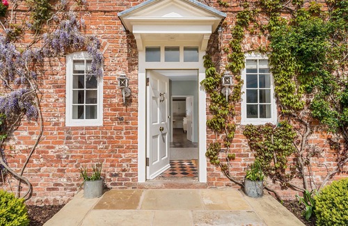 Cheshire West and Chester House | A Beautiful Grade II Listed Country Home set within its own grounds. Sleeps 12