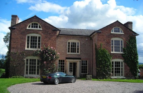 Llandrinio House | A Beautiful Home From Home - An Historic Manor House dating from 1682.