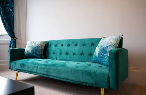 Redcar House | A beautifully designed home only a stones throw away from the beach front!