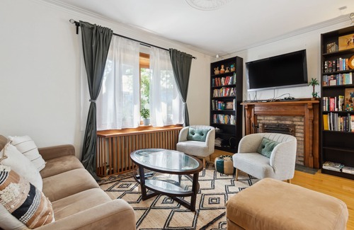 Cote-Saint-Paul Cottage | A big Cozy house near Downtown and the coolest street.
