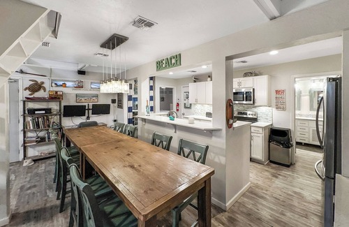 Port Aransas House | A block from beach * PRIVATE POOL* Bunk Room * Large Screened in hang out porch