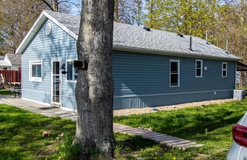 Geneva-on-the-Lake Cottage | A "Blue Whale" of a Cottage a small walk from the GOTL strip
