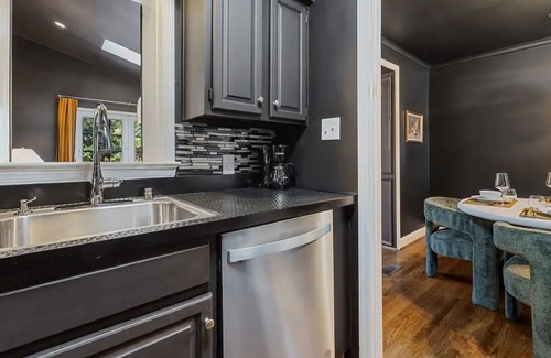 Southwest Quadrant House | A Bold and Relaxing Old Town Xcape