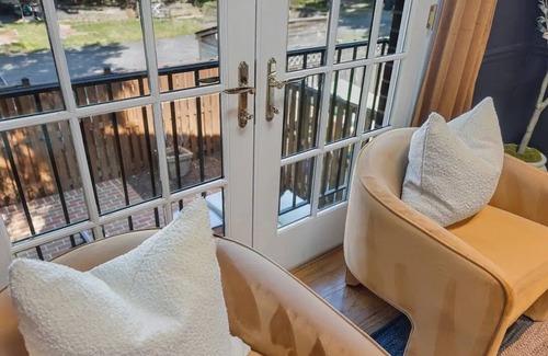 Southwest Quadrant House | A Bold and Relaxing Old Town Xcape