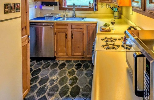 Wells Cabin | A charming cabin with beautiful lake and mountain views!