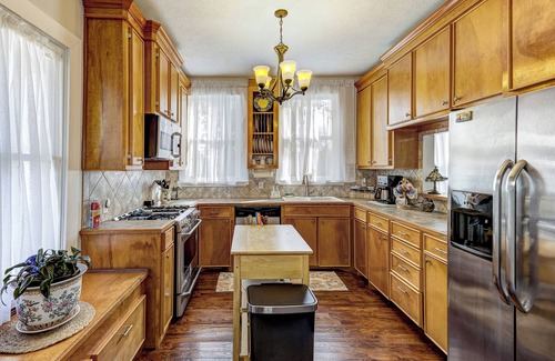 Vicksburg Cottage | A charming cottage nestled in the historic Fostoria Neighborhood.