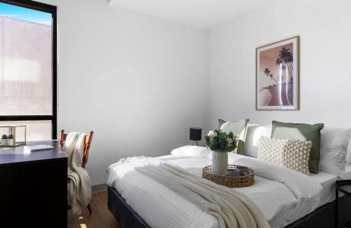Carlton South Apartment | A Chic 2BR Apt Near Melbourne Uni FREE Parking