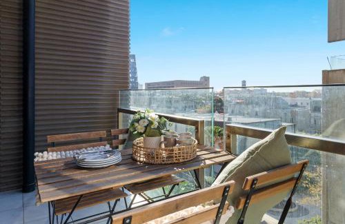 Carlton South Apartment | A Chic 2BR Apt Near Melbourne Uni FREE Parking