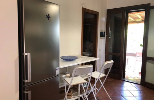 Fondachello Villa | A Circa Seicento Metri dal Mare la Villetta è Circondata da Giardino e Tettoia