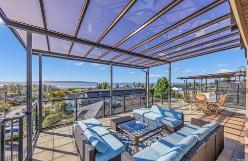 White Rock Villa | A coastal retreat, the leisurely time in Ocean Whisper Villa.