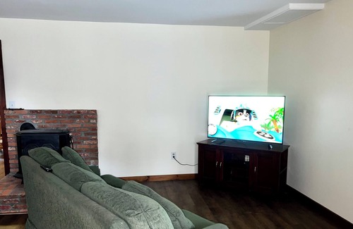Weybridge Apartment | A cozy apartment suite by the mountain with stunning views