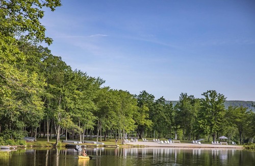 Reeders Cabin | A cozy log cabin right on the lake. Peaceful and secluded, close to the beach