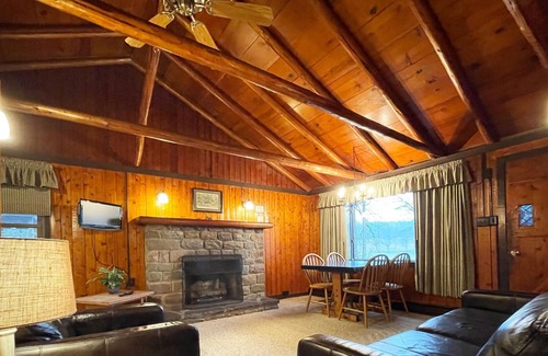 Reeders Cabin | A cozy log cabin right on the lake. Peaceful and secluded, close to the beach