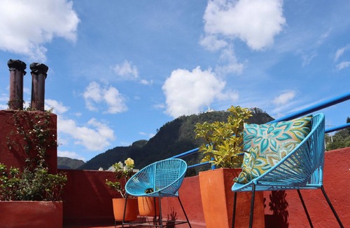 La Candelaria Apartment | A Cozy Nest in the Historic Heart of Bogotá: nDesigner Flat with Mountain Views!