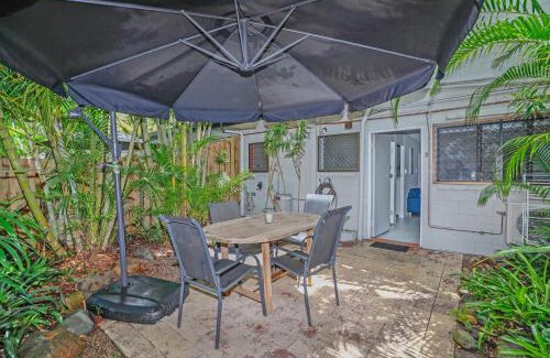 Palm Cove Apartment | A cozy Palm Cove unit 3 with a private garden