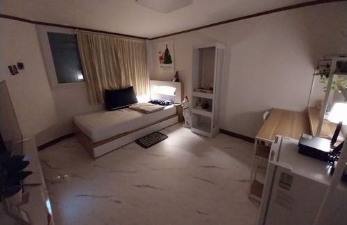 Bupyeong-dong House | A cozy place with a double bed with 65 inches TV. Free Netflix and Youtube
