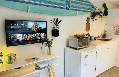 Mount Maunganui Apartment | A Cute beach batch by Mount Maungani surf beach.