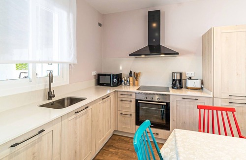 Vilanova de Arousa House | A few kilometers from the Spanish Atlantic coast welcomes you this lovely vacation home with large t