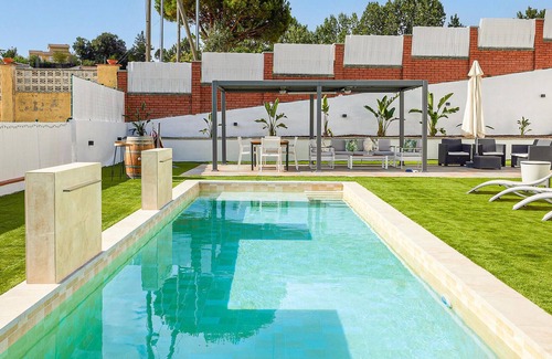 Tordera House | A few kilometers from the Catalan coast welcomes you this beautiful vacation home with pool.