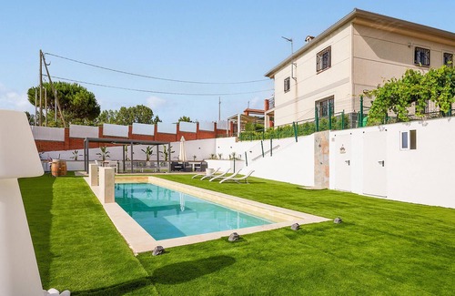 Tordera House | A few kilometers from the Catalan coast welcomes you this beautiful vacation home with pool.