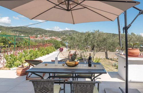 Vinisce Cottage | A few steps from the beach.