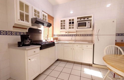 Zacatecas Centro Apartment | A few steps from the Cathedral. Very safe and centrally located. 300Mb WiFi with parking.
