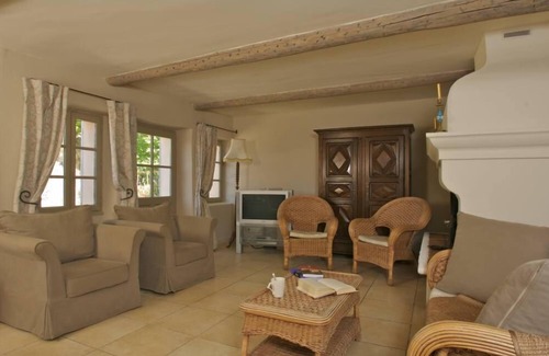Saint-Hippolyte-le-Graveyron Cottage | A comfortable flat in a wine region