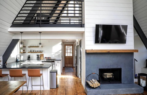 Dawsonville Cottage | A frame cottage with private dock on lake
