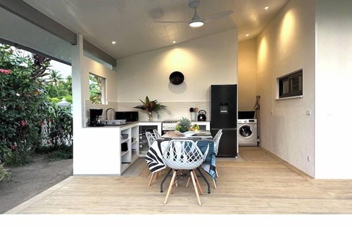 Tiahura House | A fully equipped modern bungalow in Moorea with a shared pool close to the sea