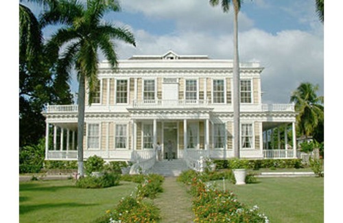Sandy Bay House | A Georgian Style Home Set amid Farmlands on an Acre of Land ; Queen room
