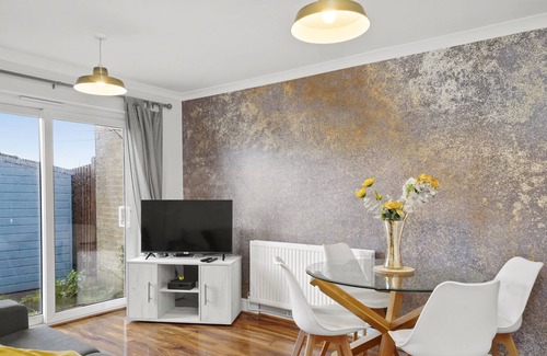 Reading House | A Great 4 bedroom house in Reading with free parking.