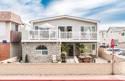West Newport Condo | A Guest Favorite! | Fabulously Situated | 1 House from the Beach! | Comfy & Hyper Clean
