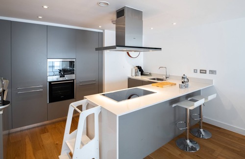 Queen's Park House | A Hint of Pink - Three Bedroom House, Sleeps 6