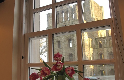 Kelso Apartment | A light & spacious flat, overlooking ruins of Kelso Abbey, close to town centre.
