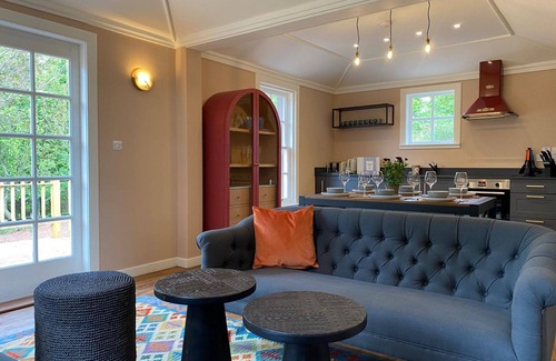 Dunbar Cabin | A-listed South Lodge, Dunbar with hot tubn