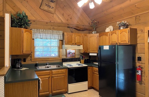 Gatlinburg - Pigeon Forge Cabin | A+ Location 2 mi Pigeon Forge Pkwy,Not up Mtn, Hottub, Quiet,Private,SUPER CLEAN