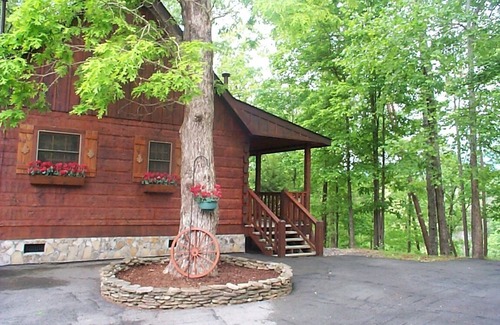 Gatlinburg - Pigeon Forge Cabin | A+ Location 2 mi Pigeon Forge Pkwy,Not up Mtn, Hottub, Quiet,Private,SUPER CLEAN