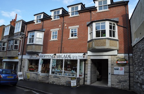 Swanage Apartment | A lovely quiet new flat 50 yards from the beach in the centre, parking included.