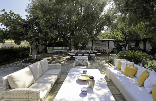 Spetses Villa | A lovingly maintained four bedroom waterfront house with a unique veranda