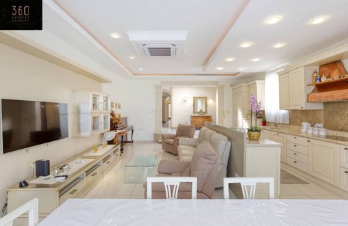 Swieqi Villa | A LUX VILLA with amazing BBQ, Pool Area & WIFI